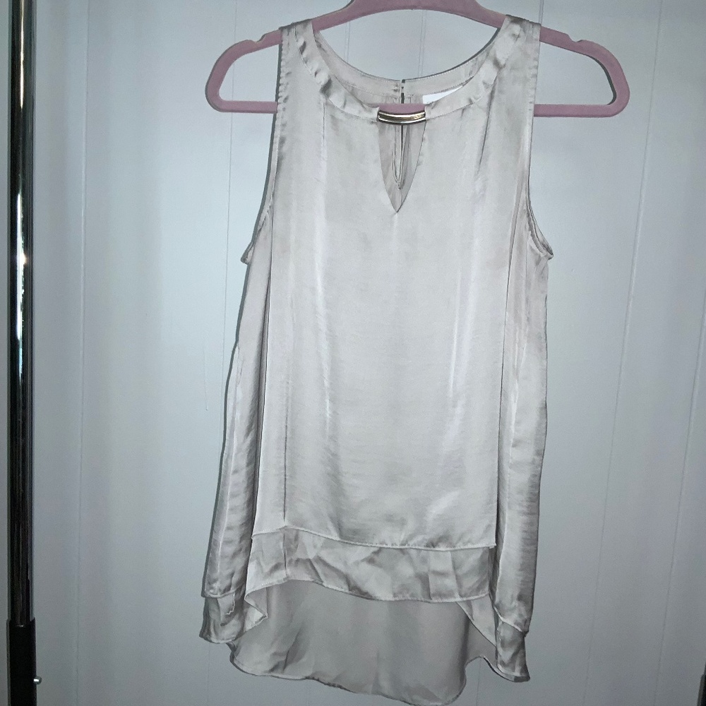 New York & Co pale grey satin layered top Sz S keyhole neck silvertone detail